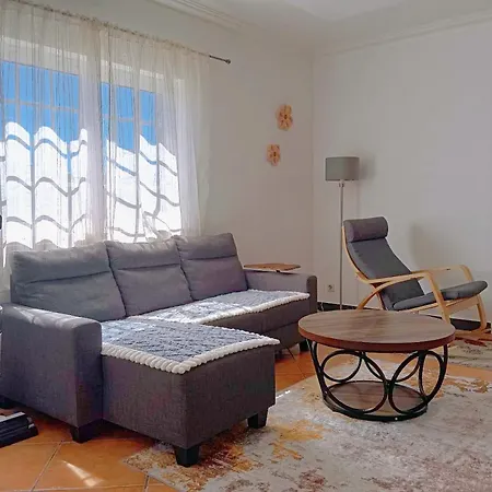 Homestay szállás Great For Families In Lourinha-double Rooms-private Baths-free Parking & Extra Bed *