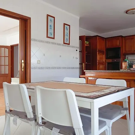 Great For Families In Lourinha-double Rooms-private Baths-free Parking & Extra Bed Homestay szállás